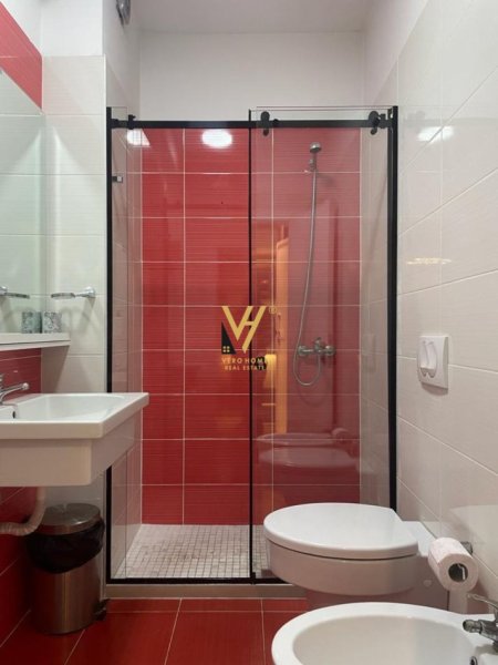 Tirane, jepet me qera apartament 1+1+Ballkon Kati 4, 68 m² 1.200 € (RRUGA E KAVAJES)