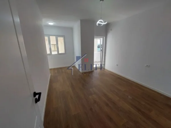 Tirane, shitet apartament 2+1+Ballkon Kati 5, 89 m² 185.000 € (Rruga e Dibres)