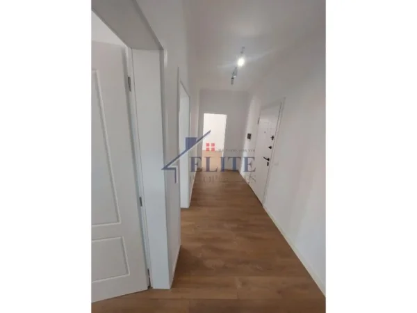 Tirane, shitet apartament 2+1+Ballkon Kati 5, 89 m² 185.000 € (Rruga e Dibres)