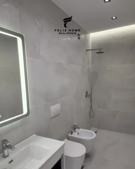 Tirane, jepet me qera apartament 3+1+Ballkon Kati 7, 111 m² 1.250€ (KOMPLEKSI DELIJORGJI)