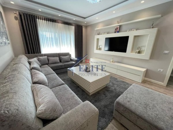 Tirane, jepet me qera apartament 2+1+Ballkon Kati 2, 150 m² 600 € (Fresku)