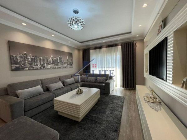 Tirane, jepet me qera apartament 2+1+Ballkon Kati 2, 150 m² 600 € (Fresku)