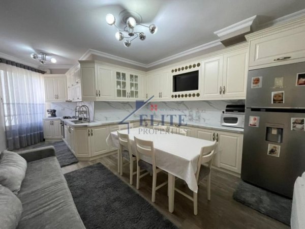 Tirane, jepet me qera apartament 2+1+Ballkon Kati 2, 150 m² 600 € (Fresku)