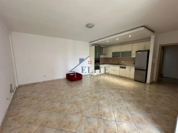 Tirane, jepet me qera zyre Kati 6, 108 m² 1.099 € (Prane RTSH-se)