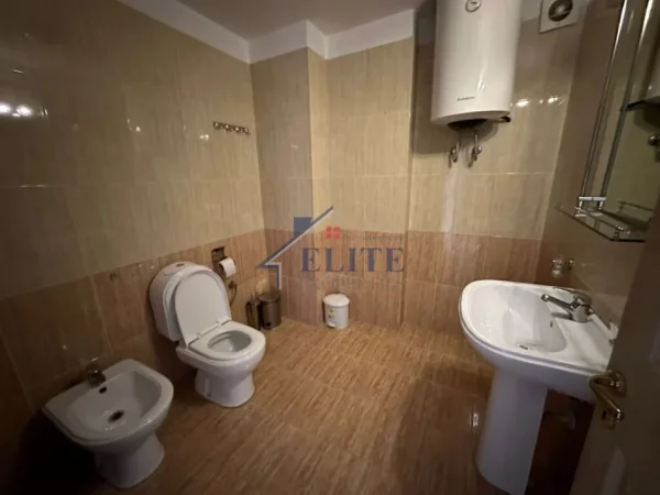 Tirane, jepet me qera zyre Kati 6, 108 m² 1.099 € (Prane RTSH-se)