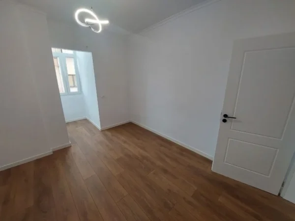 Tirane, shitet apartament 2+1+Ballkon Kati 5, 90 m² 185.000 € (rruga e dibres tek Medreseja)
