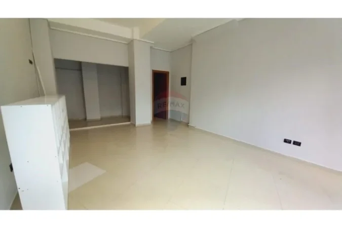 Tirane, jepet me qera dyqan Kati 0, 48 m² 700 € (Dyqan Me Qira)
