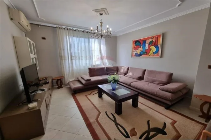 Tirane, jepet me qera apartament 3+1 Kati 4, 117 m² 750 € (APARTAMENT 3+1+2 PER QIRA TEK 21 DHJETORI!)