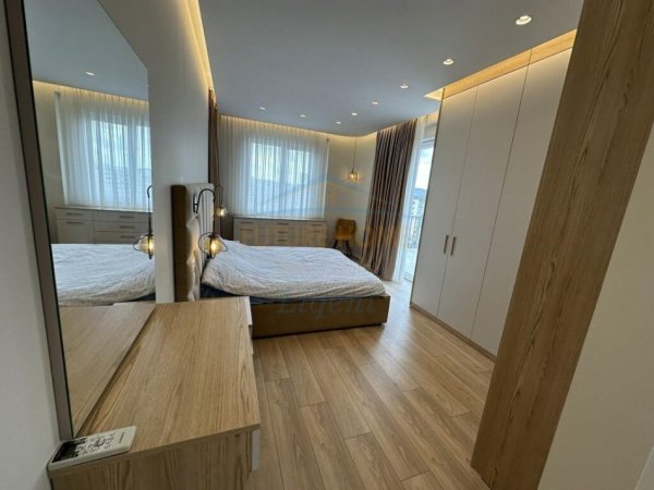 Tirane, jepet me qera apartament 2+1 Kati 8, 114 m² 790 € (yzberisht)