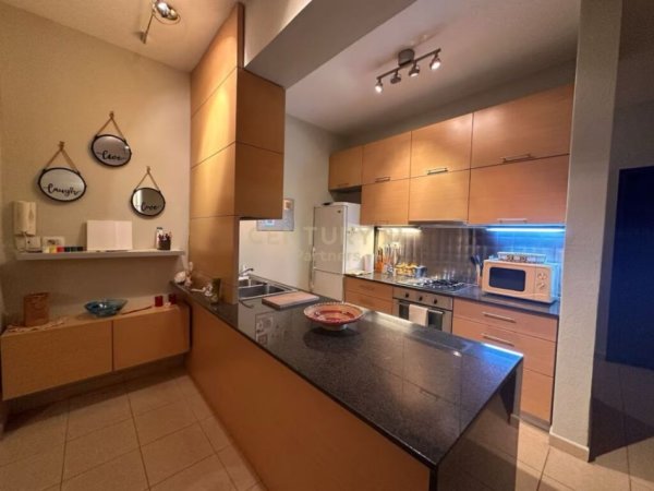 Tirane, jepet me qera apartament 2+1+Ballkon Kati 4, 97 m² 600 € (Rruga e Barrikadave)