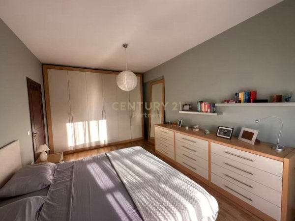 Tirane, jepet me qera apartament 2+1+Ballkon Kati 4, 97 m² 600 € (Rruga e Barrikadave)
