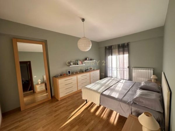 Tirane, jepet me qera apartament 2+1+Ballkon Kati 4, 97 m² 600 € (Rruga e Barrikadave)