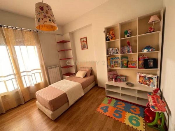 Tirane, jepet me qera apartament 2+1+Ballkon Kati 4, 97 m² 600 € (Rruga e Barrikadave)