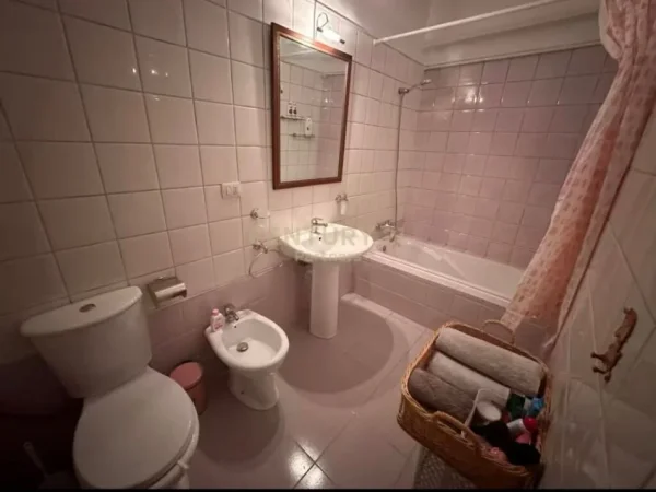 Tirane, jepet me qera apartament 2+1+Ballkon Kati 4, 97 m² 600 € (Rruga e Barrikadave)