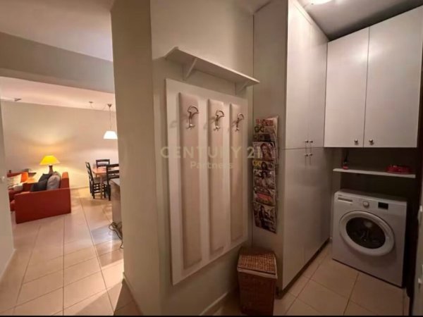 Tirane, jepet me qera apartament 2+1+Ballkon Kati 4, 97 m² 600 € (Rruga e Barrikadave)