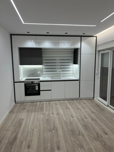 Tirane, jepet me qera zyre Kati 4, 65 m² 800 € (VASO PASHA BLLOKU)