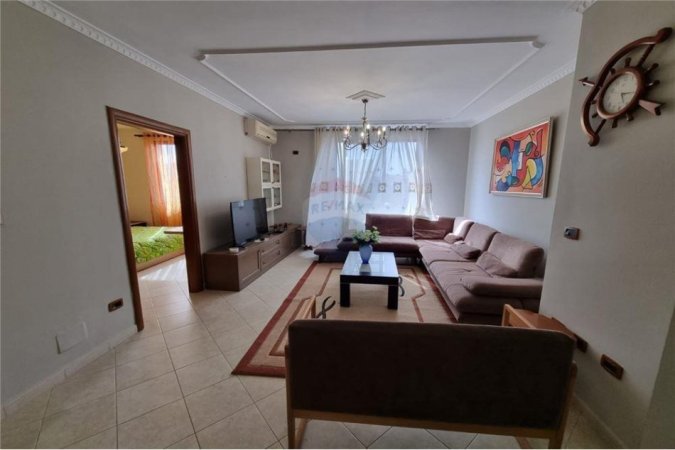 Tirane, jepet me qera apartament 3+1 , 117 m² 750 € (21 Dhjetori,Muhamet Gjollesha)