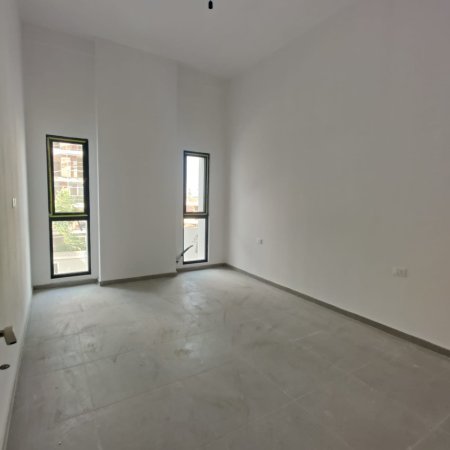 Tirane, jepet me qera zyre Kati 2, 300 m² 1.500 € (FARMACIA 10)