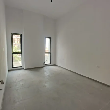 Tirane, jepet me qera zyre Kati 2, 300 m² 1.500 € (FARMACIA 10)