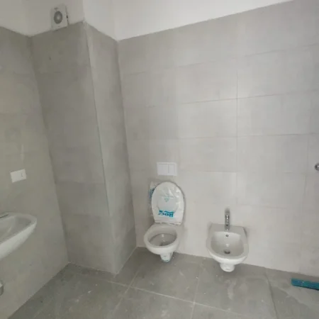 Tirane, jepet me qera zyre Kati 2, 300 m² 1.500 € (FARMACIA 10)
