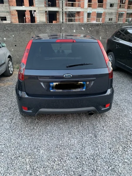 Tirane, shes makine Ford Fiesta Nafte, gri e erret manuale Kondicioner 187.000 km 2.999 €