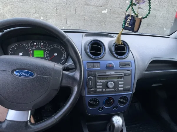 Tirane, shes makine Ford Fiesta Nafte, gri e erret manuale Kondicioner 187.000 km 2.999 €