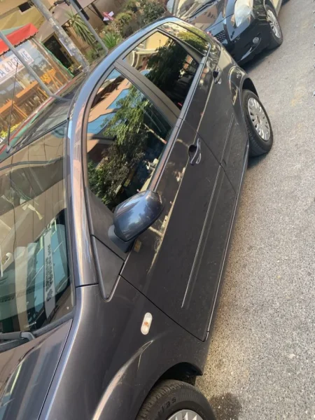 Tirane, shes makine Ford Fiesta Nafte, gri e erret manuale Kondicioner 187.000 km 2.999 €