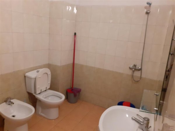 Durres, jepet me qera apartament 1+1 Kati 8, 80 m² 350 € (Pallati Sportit, Durres)