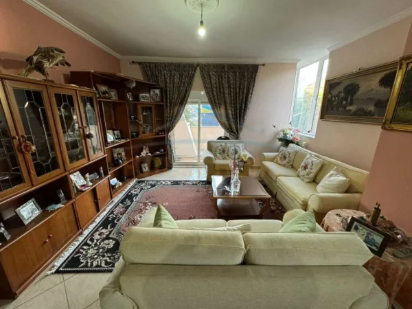 Korce, shitet apartament 2+1 Kati 3, 127 m² 110.000 € (Trekëndëshi, Korçë)