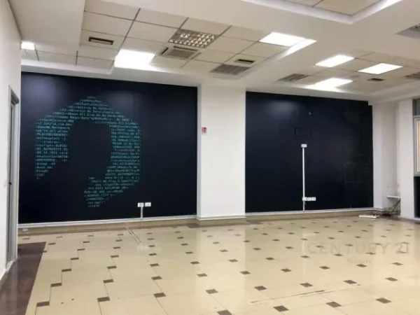 Tirane, jepet me qera ambjent biznesi Kati 2, 100 m² 900 € (Pallati ish kinema 17 nentori)