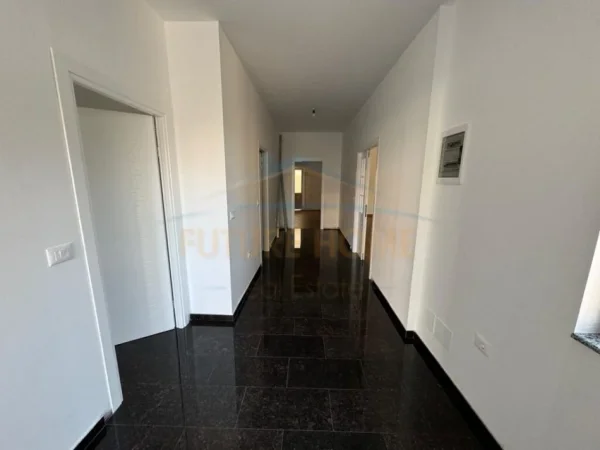 Korce, shitet apartament 2+1+Ballkon Kati 1, 109 m² 78.000 € (Lagjia e re.)