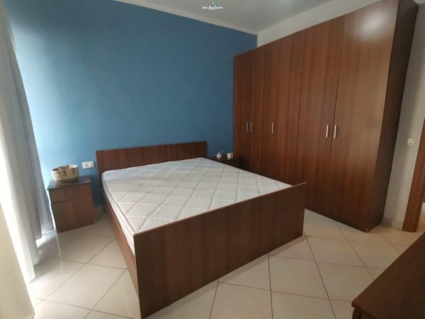 Tirane, jepet me qera apartament 1+1+Ballkon Kati 4, 57 m² 400 € (selite)