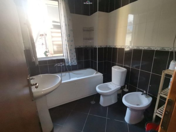 Tirane, jepet me qera apartament 1+1+Ballkon Kati 4, 57 m² 400 € (selite)
