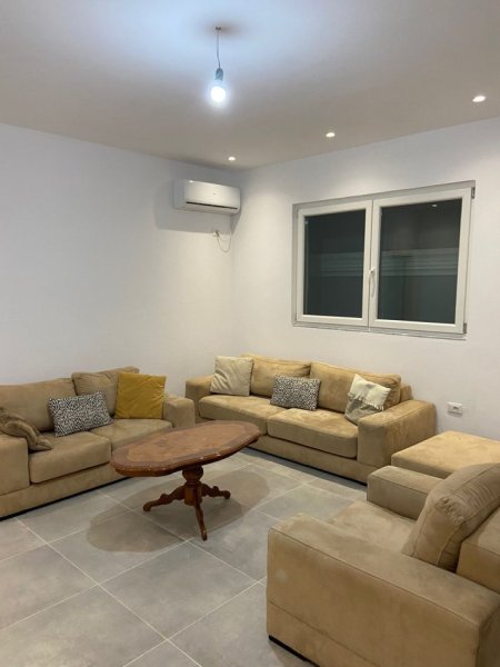 Tirane, jepet me qera apartament 1+1+Ballkon Kati 1, 60 m² 400 € (PORCELAN)