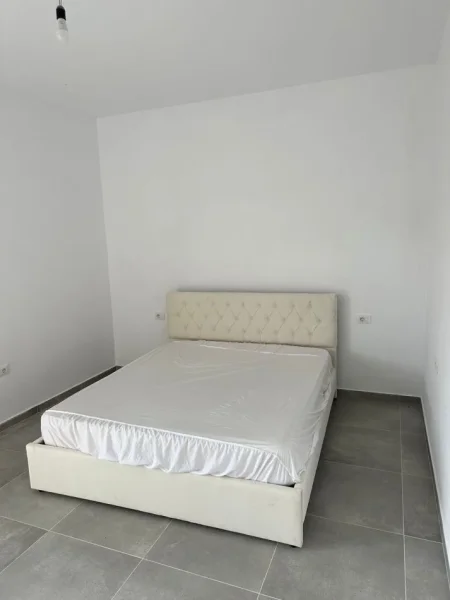 Tirane, jepet me qera apartament 1+1+Ballkon Kati 1, 60 m² 400 € (PORCELAN)