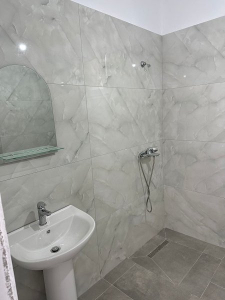 Tirane, jepet me qera apartament 1+1+Ballkon Kati 1, 60 m² 400 € (PORCELAN)
