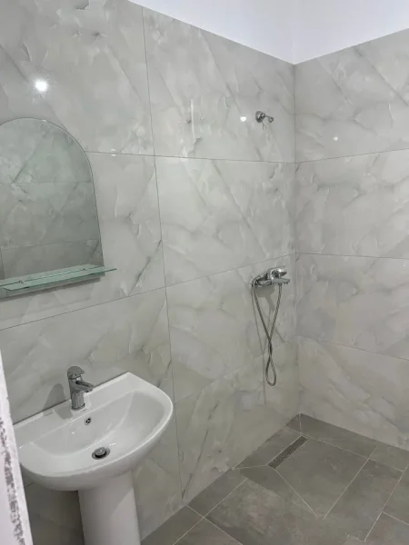 Tirane, jepet me qera apartament 1+1+Ballkon Kati 1, 60 m² 400 € (PORCELAN)