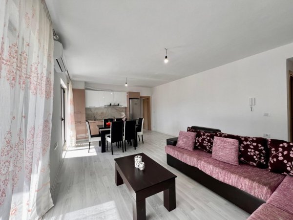 Tirane, jepet me qera apartament 2+1+Ballkon Kati 2, 110 m² 450 € (5 Maji)