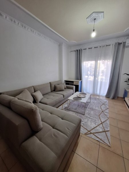 Vlore, jap me qera ditore / mujore apartament 2+1+Ballkon Kati 1, 77 m² 450 € (rruga Gjergj kastrioti transballanike prane portit)