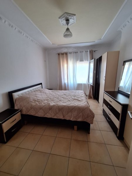 Vlore, jap me qera ditore / mujore apartament 2+1+Ballkon Kati 1, 77 m² 450 € (rruga Gjergj kastrioti transballanike prane portit)