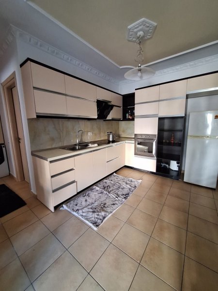 Vlore, jap me qera ditore / mujore apartament 2+1+Ballkon Kati 1, 77 m² 450 € (rruga Gjergj kastrioti transballanike prane portit)