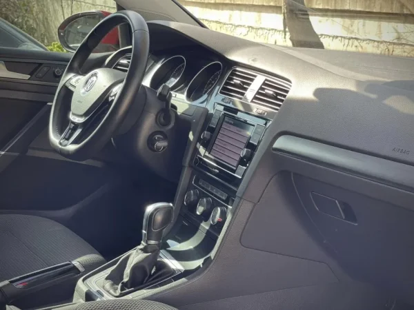 Tirane, shes makine VW GOLF 7 Benzin, e kuqe automatik Kondicioner 77.000 km 12.500 €