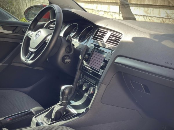 Tirane, shes makine VW GOLF 7 Benzin, e kuqe automatik Kondicioner 77.000 km 12.500 €