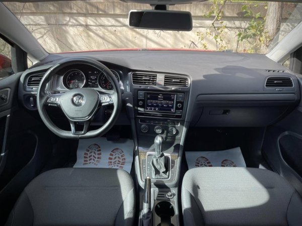 Tirane, shes makine VW GOLF 7 Benzin, e kuqe automatik Kondicioner 77.000 km 12.500 €