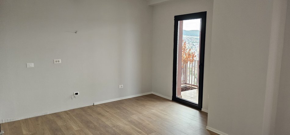 JEPET ME QERA AMBJENT PER ZYRA TEK TIRANA GARDEN BUILDING