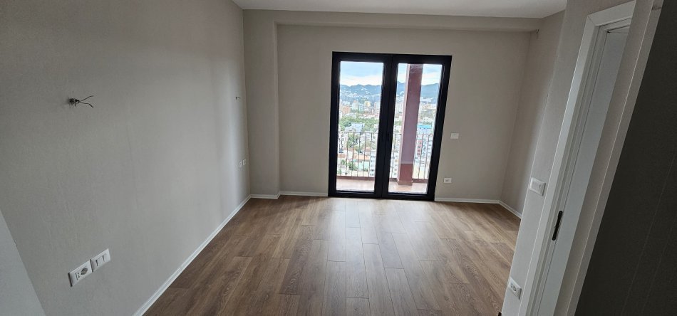 JEPET ME QERA AMBJENT PER ZYRA TEK TIRANA GARDEN BUILDING