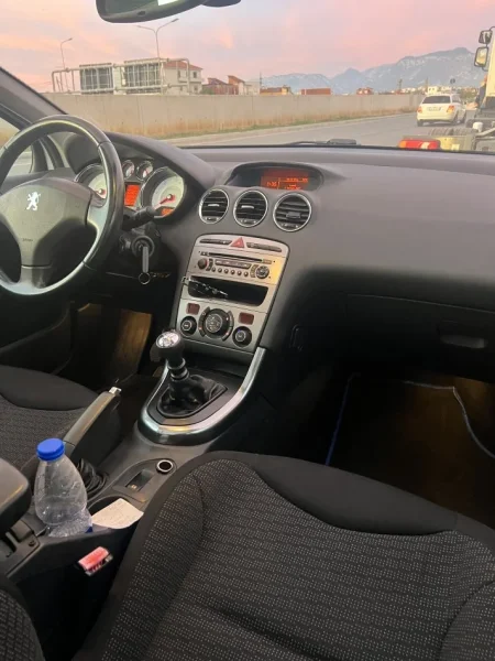 Tirane, shitet Peugeot Nafte, e bardhë manuale 245.632 km 4.300 €