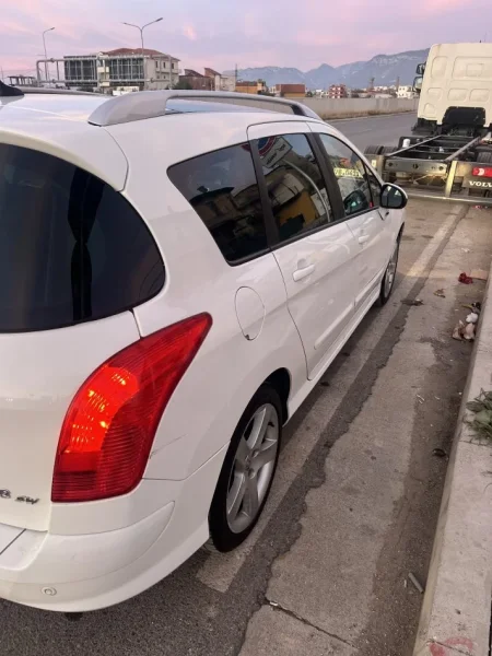 Tirane, shitet Peugeot Nafte, e bardhë manuale 245.632 km 4.300 €