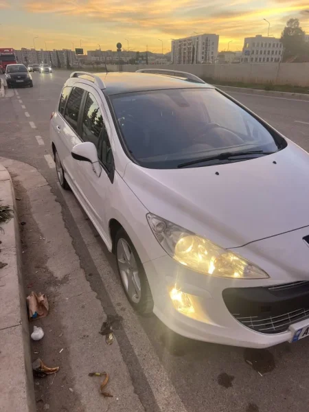 Tirane, shitet Peugeot Nafte, e bardhë manuale 245.632 km 4.300 €