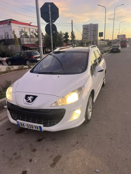 Tirane, shitet Peugeot Nafte, e bardhë manuale 245.632 km 4.300 €